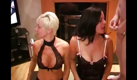 Sisanje unatrag na bijeloj fete care danseaza sexi sofi