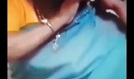 Prekrasna porno zvijezda Jesse Rogers koji se sex mom film vrti u cijelom kraju