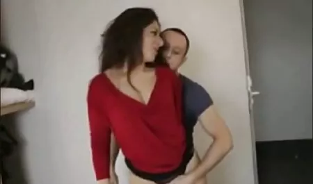 Zgužvana beba se flim sexi jebe u kupaonici