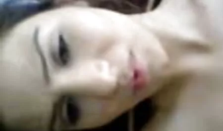 Prsata brineta Tindra Frost ukazivanje maca u fete care danseaza sexi čarapicama podvezice s potpeticama