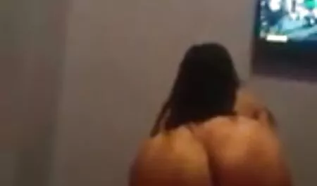 Učenik dobiva kurac u guzicu u sex film karton razredu